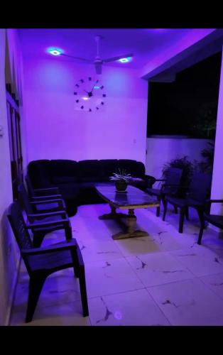 un soggiorno con un divano e un tavolo di Villa Weinman and Tours a Katunayake
