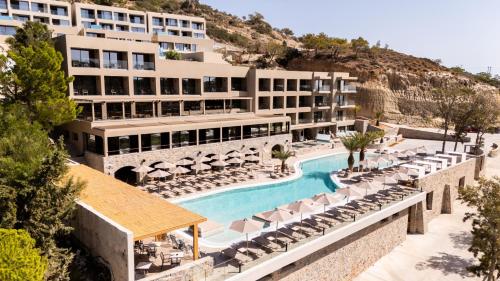 eine Luftaufnahme eines Hotels mit Swimmingpool in der Unterkunft Harmony E Rock - Adults Friendly 16 plus in Agia Fotia