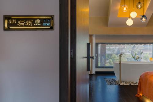 a room with a bathroom with a bed and a window at Dianpan Miying Hotel in Shizui Zhan