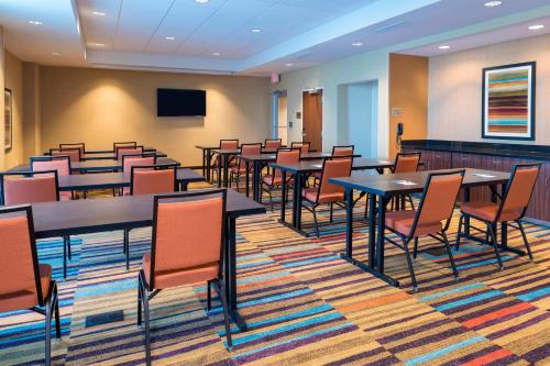TV a/nebo společenská místnost v ubytování Fairfield Inn & Suites by Marriott Indianapolis Fishers