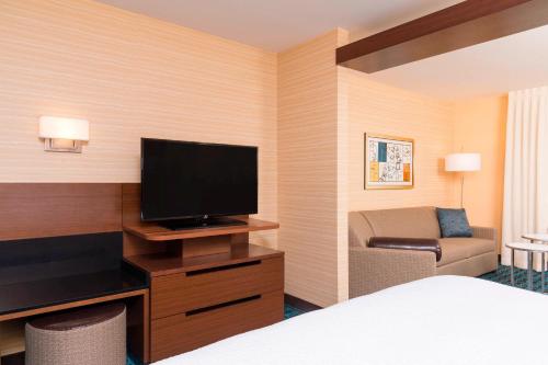 TV a/nebo společenská místnost v ubytování Fairfield Inn & Suites by Marriott Indianapolis Fishers