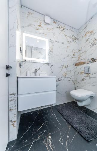 a bathroom with a sink and a toilet at Люкс на Бориспільській ЖК Олімпік Парк, генератор на будинку in Kyiv