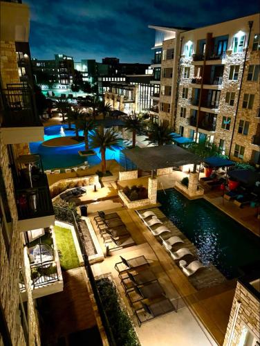 アディスンにあるLuxury Appartement with Everythingの夜の街のプールの空中ビュー