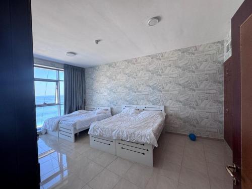 Postel nebo postele na pokoji v ubytování Sunrise Ajman sea view