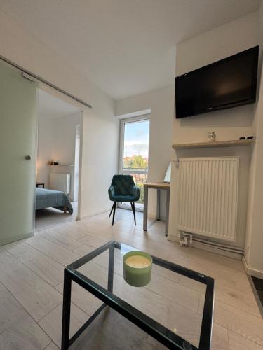 sala de estar con mesa de centro de cristal y chimenea en White House, en Varsovia