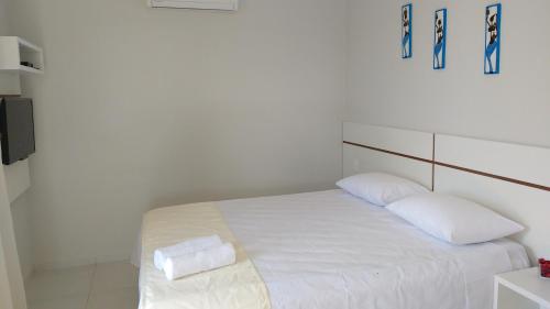 a white bed with two pillows in a room at Bora Bora Temporada in Gamboa