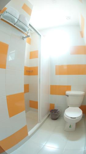 a bathroom with a toilet and a shower at Hotel Yekkan in Huauchinango