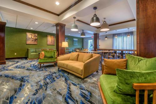 Posezení v ubytování Fairfield Inn & Suites by Marriott Slippery Rock