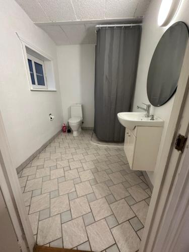 a bathroom with a sink and a toilet at Lille hyggelig lejlighed 2 personer in Fredericia