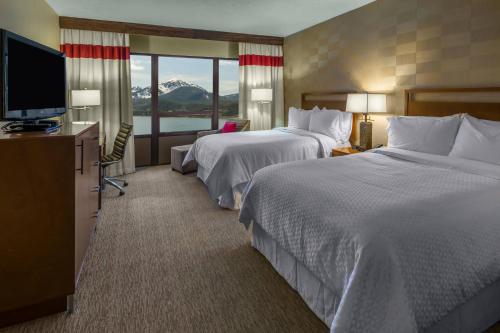 Postel nebo postele na pokoji v ubytování Four Points by Sheraton Juneau