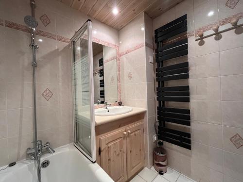 Ένα μπάνιο στο Grand Chalet - Appartement 5pax au pied des pistes - parking - skiroom - cheminée décorative- balcons