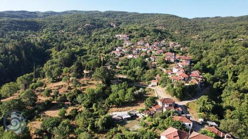 una vista aérea de un pequeño pueblo en las montañas en Penelope's Guest House, en Perithiótissa