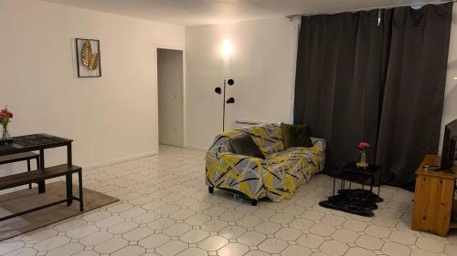 un salon avec une chaise et une table dans l'établissement Le Calme, à Sèvres