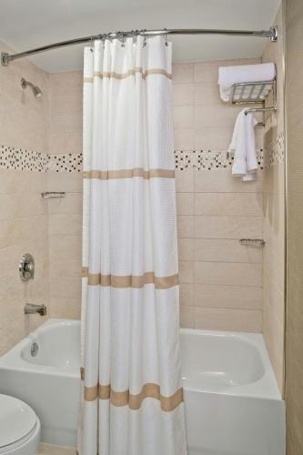 Charleston Marriottにあるバスルーム