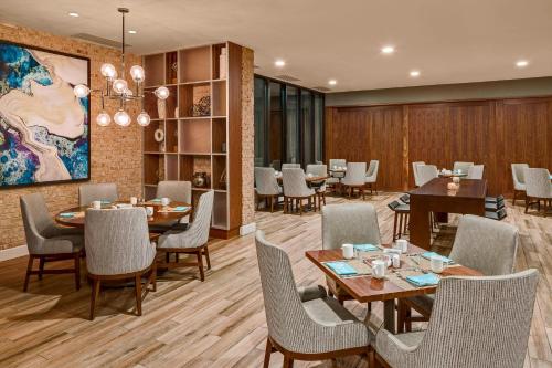 a restaurant with tables and chairs in a room at North Charleston Marriott in Charleston