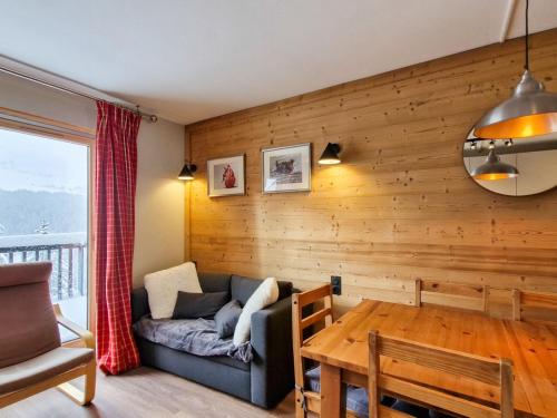 un salon avec un canapé et une table dans l'établissement Appartement Confortable · Proche Pistes · Balcon Sud · 4-5 Pers · Flaine Forêt - FR-1-425-173, à Flaine