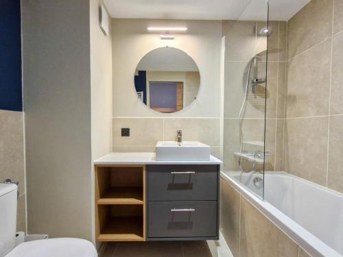 une salle de bain avec un lavabo, des toilettes et un miroir dans l'établissement Appartement Confortable · Proche Pistes · Balcon Sud · 4-5 Pers · Flaine Forêt - FR-1-425-173, à Flaine