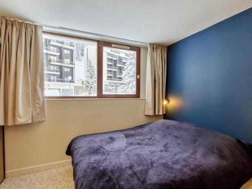 une chambre avec un grand lit et une fenêtre dans l'établissement Appartement Confortable · Proche Pistes · Balcon Sud · 4-5 Pers · Flaine Forêt - FR-1-425-173, à Flaine