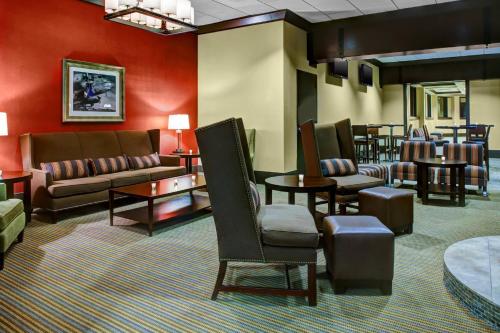 Χώρος καθιστικού στο Four Points Huntsville Airport