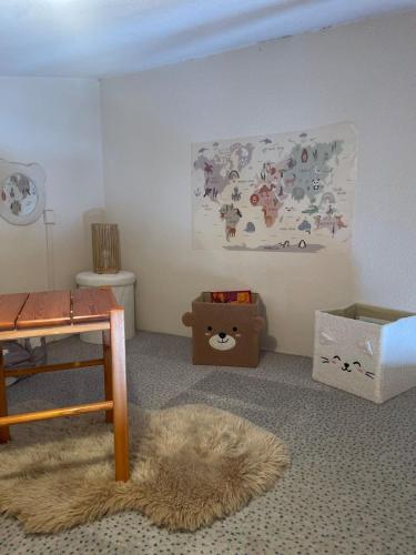 Cette chambre dispose d'un lit et d'une peinture murale. dans l'établissement Chaleureux studio montagnard avec balcon 2402, à Prémanon