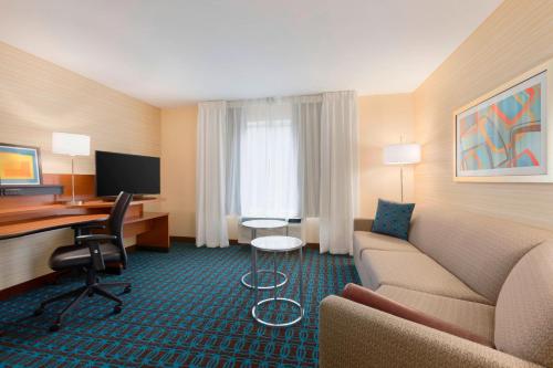 Televisyen dan/atau pusat hiburan di Fairfield Inn & Suites by Marriott Pittsburgh Airport/Robinson Township