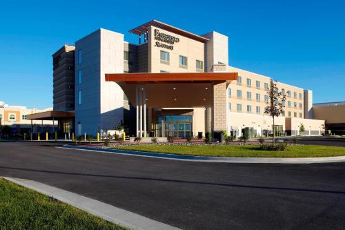 a building on the side of a road at Fairfield by Marriott Inn & Suites Wheeling at The Highlands in Triadelphia