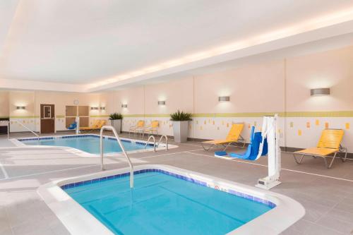 Kolam renang di atau dekat dengan Fairfield Inn & Suites by Marriott Pittsburgh Airport/Robinson Township