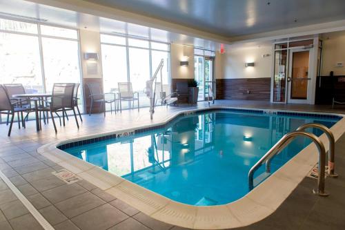 Πισίνα στο ή κοντά στο Fairfield by Marriott Cambridge