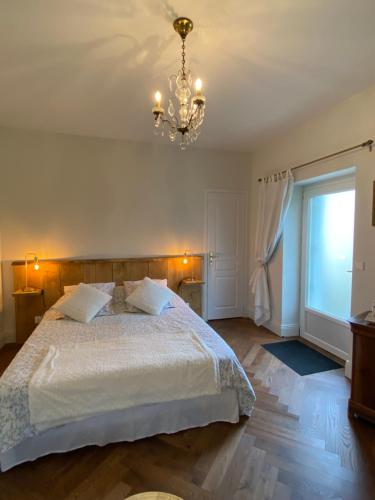 Ένα ή περισσότερα κρεβάτια σε δωμάτιο στο chambre d'hôtes La Marmittiére