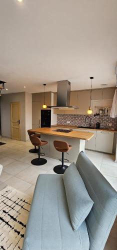 a kitchen with a couch and a table with chairs at Casa Bellissima Entièrement Climatisée in La Machine