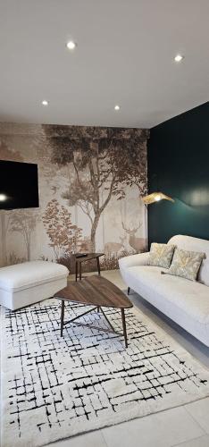 a living room with two beds and a coffee table at Casa Bellissima Entièrement Climatisée in La Machine