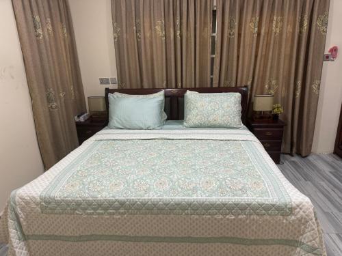 una camera da letto con un letto grande con due cuscini di B4 Rentals a Accra