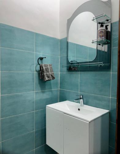 un bagno con un lavandino bianco e uno specchio di B4 Rentals a Accra