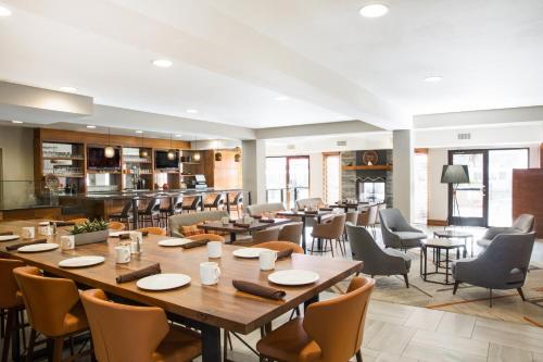 a large dining room with tables and chairs at Four Points by Sheraton Downtown Seattle Center in Seattle