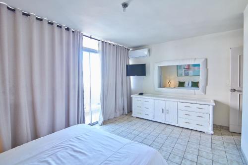 Ένα ή περισσότερα κρεβάτια σε δωμάτιο στο Modern Santo Domingo Condo in Heart of Gazcue