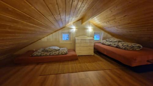 2 letti in una camera con soffitto in legno di Gjestehus på bondegård, med båtutleie a Namsos