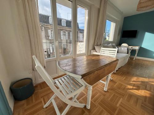 un salon avec une table en bois et un canapé dans l'établissement AK -Studio Cosy 5 min from Centre de Vannes, à Vannes
