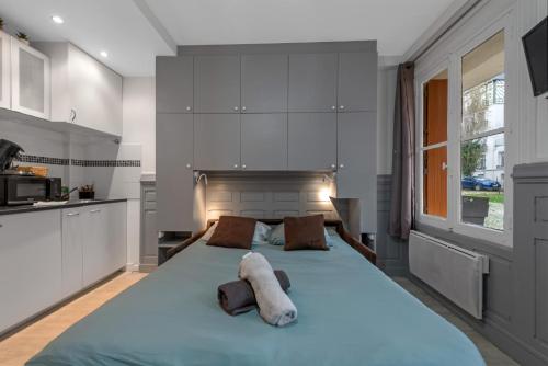 - une grande chambre avec un grand lit et des placards blancs dans l'établissement Studio 100M de la plage & casino, à Villers-sur-Mer