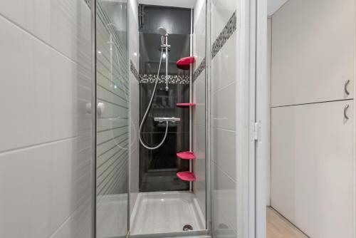 d'une douche avec marches rouges dans une porte en verre. dans l'établissement Studio 100M de la plage & casino, à Villers-sur-Mer