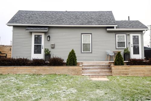 a house with a wooden fence in front of it at Petite Paradise in Dayton