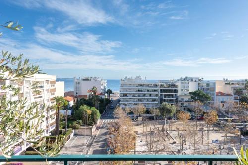 une vue d'une ville depuis un balcon dans l'établissement Duplex with Rooftop and Sea View Palm Beach, à Cannes