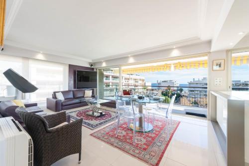 un salon avec vue sur l'océan dans l'établissement Duplex with Rooftop and Sea View Palm Beach, à Cannes