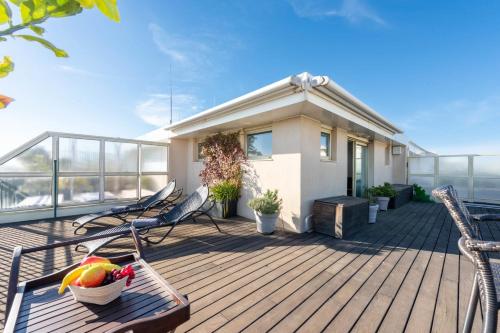 - une terrasse avec des chaises et un bol de fruits dans l'établissement Duplex with Rooftop and Sea View Palm Beach, à Cannes