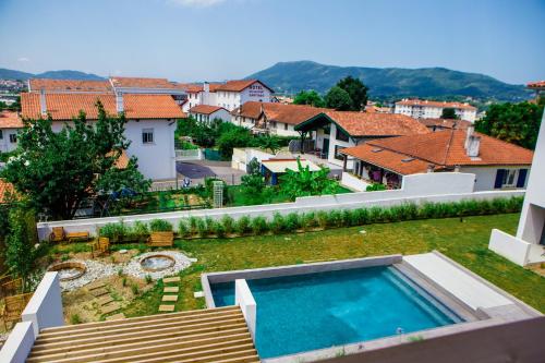 una gran piscina en un patio con casas en Hotel Restaurant Santiago en Hendaya