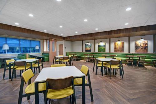 a dining area with tables and chairs in a cafeteria at Fairfield by Marriott Inn & Suites Mansfield in Mansfield