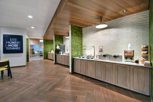 a restaurant lobby with aasteryasteryasteryasteryasteryasteryasteryasteryasteryasteryastery at Fairfield by Marriott Inn & Suites Mansfield in Mansfield