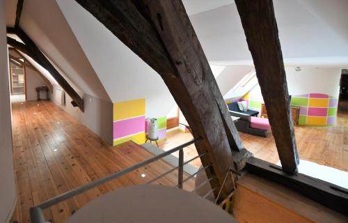 Una vista aérea de una sala de estar con muebles coloridos. en Maison spacieuse avec piscine chauffée, en Souillé