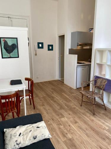 un salon avec une table et des chaises et une cuisine dans l'établissement Superbe pied à terre en centre ville, à Bordeaux