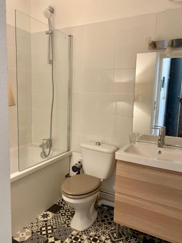une salle de bain avec toilettes, baignoire et lavabo dans l'établissement Superbe pied à terre en centre ville, à Bordeaux