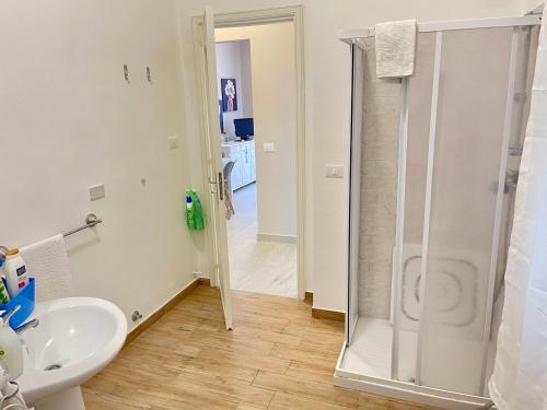 ein weißes Badezimmer mit Dusche und Waschbecken in der Unterkunft Casa Gaia - Proppro SRL - Vicino Milazzo in San Biagio